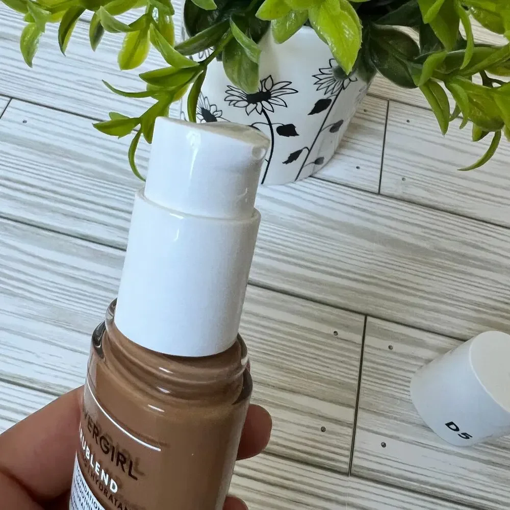 NEW CoverGirl Trublend Tawny Hydrating Smoothing Liquid Foundation 30 mL D5